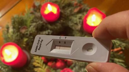 Symbolbild: Völkl
Wer an Weihnachten seine Angehörigen im Senioren- und Pflegeheim besuchen will, benötigt einen Schnelltest. BRK und Johanniter bieten ihn an vier Teststellen an. Er ist kostenlos.