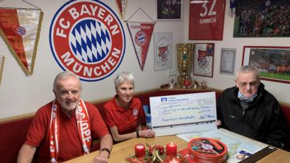 Bild: hod
Fanclub-Präsident Bernd Hofmann und Kassier Veronika Hofmann (von links) übergaben an den Außenstellenleiter des Weißen Ringes, Günther Perottoni, den Scheck im Fanclub-Büro.