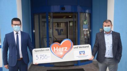 Bild: fz
Stellvertretend für Vereine, Schule und Kindergärten nimmt Bürgermeister Karlheinz Budnik von Christian Pöll (von rechts) die Spende entgegen.