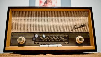 Bild: Daniel Karmann/dpa
Das Quelle-Radiogerät Simonetta Stereo-Großsuper ST 6501 stammt aus dem Jahr 1965.