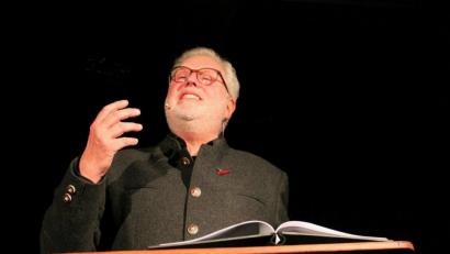 Archivbild: prh
Nicht nur als Schauspieler und Regisseur begeisterte Christian Höllerer sein Publikum. Auch seine Lesungen kamen bei den Zuhörern bestens an, wie beispielsweise bei den Weidener Literaturtagen oder hier bei einer Weihnachtslesung mit der "Altneihauser Feierwehrkapell'n".