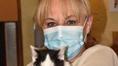 Bild: hcz
Tierheimleiterin Jutta Böhm mit Katerchen "Cedrik" . Er ist 14 Wochen alt und wurde zusammen mit zwei Geschwisterchen im Tierheim abgegeben.