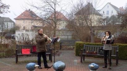 Bild: exb
Die Posauenspieler in Aktion beim Seniorenheim.