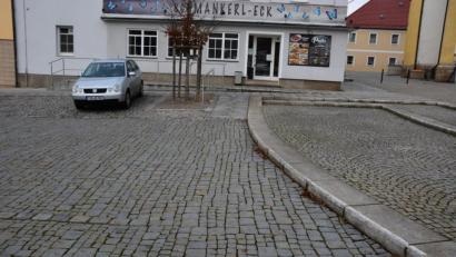 Bild: jr
Neu ins Spiel gebracht wurde Variante III von Johannes Schaumberger. Dort im oberen Bereich des Parkplatzes gäbe es einen Anschluss an den Gehweg (im Hintergrund).