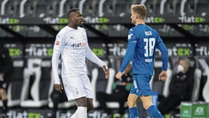 Bild: Marius Becker/dpa
Die Sekunden vor der verhängnisvollen Szene: Gladbachs Marcus Thuram (links) und Hoffenheims Stefan Posch. Dann spuckt der Gladbacher seinem Gegenüber ins Gesicht.