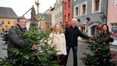 Bild: Stephan Huber
Das Ehepaar Thomas und Veronika Frenzel (links) sowie Kerstin Angermann (rechts) holten sich einen Tag vor Heiligabend einen Christbaum vom Roßmarkt. Friseur Siggi Renner kümmerte sich um die Vergabe der 20 Bäume.