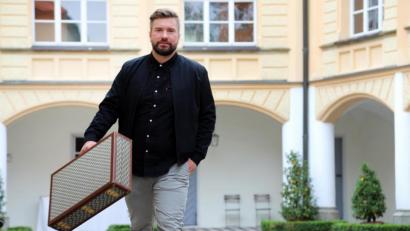 Archivbild: Gerhard Götz
Früher ist der Magier Manuel Graf Beissel von Gymnich mit seinem Zauberkoffer von Schloss Guteneck aus in die Welt hinaus gezogen. Jetzt streamt er seine Zaubershows auf Bestellung vom Schloss aus und versendet dazu geheimnisvolle Pakete.