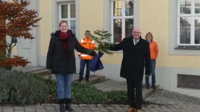 Bild: Stadt Marktredwitz/exb
Strahlende Gesichter bei der symbolischen Baumübergabe: Vorne von links Sandra Schmidt (Geschäftsführerin Zweckverband) und Oberbürgermeister Oliver Weigel, hinten von links Jürgen Gläßel (Baumschutzbeauftragter der Stadt Marktredwitz) und Birgit Schelter (Leiterin Ordnungsamt der Stadt Marktredwitz);