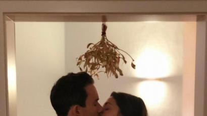 Bild: bec
Ein beliebtes Mitbringsel für die Verwandtschaft ist in Tschechien ein Mistelzweig. Dieser wird über einem Türstock aufgehängt. Wenn zwei sich unter dem Mistelzweig küssen, wird ihre Liebe ewig währen. Hanna Pilz und Phillip Kraus probieren es gleich einmal aus.