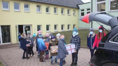 Bild: Heidi Neidl/exb
Die Schüler der Grundschule sammelten zahlreiche Päckchen für bedürftige Kinder.