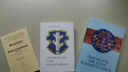Bild: sh
Die drei Schnaittenbacher Chroniken, links die Landgraf-Chronik aus dem Jahre 1908, in der Mitte die Volland-Chronik,
