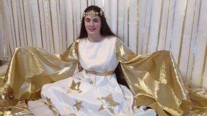 Bild: Tourist-Info Sulzbach-Rosenberg/exb
Wie die aktuell eingerichtete Weihnachts-Hotline soll auch das Christkind Lucy Strobel eine Zeichen der Hoffnung sein. Die 15 Jahre alte Sulzbach-Rosenbergerin ist laut Touristinfo im Jahr 2019 als Christkind ausgewählt worden. Da heuer keines gebraucht wurde, ist sie weiter im Amt.