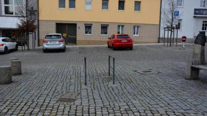 Bild: jr
Die Variante II hat sich am Ende durchgesetzt: Im Bereich zwischen Schmiedbrunnen und Hankerlbrunnen am Unteren Markt, wo derzeit noch Fahrradständer stehen, wird ein weiterer Behindertenparkplatz geschaffen.