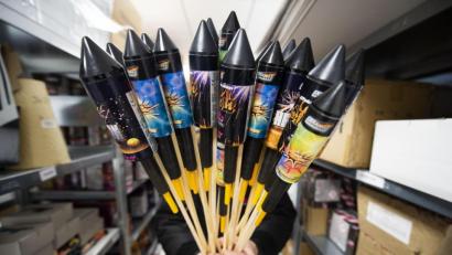 Symbolbild: Christophe Gateau/dpa
Auf "publikumsträchtigen Plätzen" ist in Bayern das Abbrennen von Feuerwerk 2020 verboten. Doch wie sieht es mit Privatgrundstücken aus?