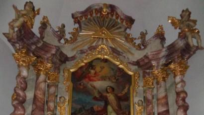 Bild: amö amö
„Ich sehe den Himmel offen und Jesus zur Rechten Gottes sitzen“. Dieser Ausspruch des heiligen Stephanus ist auch auch dem Altarbild in Muschenried in Szene gesetzt.