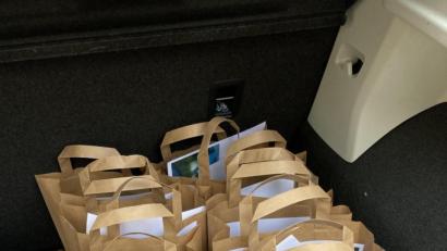 Bild: jzk
Am vierten Adventswochenende wurden die kostenlosen Weihnachtstüten zu den Senioren gebracht und kontaktfrei übergeben.