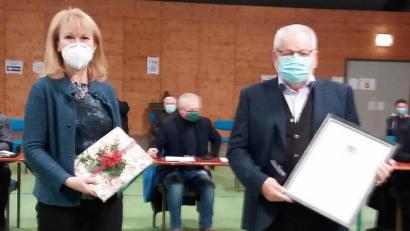 Bild: no
Bürgermeisterin Brigitte Bachmann gratuliert Erhard Nitzbon zur Verleihung der Kommunalen Verdienstmedaille in Bronze.