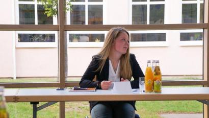 Bild: Franziska Hofmann/exb
Auf dem Bild sitzt Carina Hofmann das erste Mal im Bodenwöhrer Gemeinderat. Es ist bei der konstituierenden Sitzung entstanden, auf der sie vereidigt wurde. Seitdem kämpft sie dafür, dass junge Menschen mehr mitzubestimmen haben.