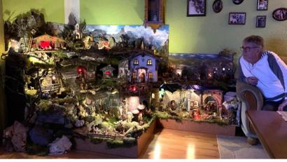 Bild: jml
Willibald List betrachtet zufrieden das fertige Werk. Die Krippe bleibt zum 2. Februar stehen (Maria Lichtmess).