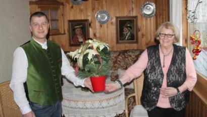 Bild: fsb
Bürgermeister Dietmar Schaller gratuliert im Namen der Gemeinde Maria Kammerer zu ihrem 80. Geburtstag.