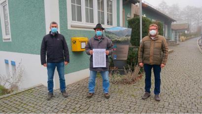 Bild: bsc
Mit einem bedeutenden Schriftstück wurde das Vereinsarchiv des Männergesangvereins „Frohsinn“ Friedenfels erweitert. Schriftführer Uve Hofmann (rechts) erhielt von Kassier Bernhard Schmidt und Vorsitzendem Horst Straub (von links) ein interessantes Zeugnis früherer Vereinsaktivitäten.