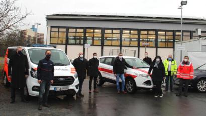 Bild: Landratsamt Bayreuth/exb
Die Malteser, unter anderem vertreten durch Christian Meyer (Dritter von links), und das BRK, vertreten durch Markus Ruckdeschel (Fünfter von links), sind startklar. Landrat Florian Wiedemann stellte die mobilen Impfteams zusammen mit Oberbürgermeister Thomas Ebersberger (links) und Bundestagsabgeordneter Anette Kramme (Dritte von links) vor.