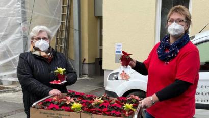 Bild: Michael Erfurt/exb
Blumen und Engel als kleine Ersatz für den Weihnachtsbesuch mit Nikolaus und Engel lieferte Angela Erfurt namens des VdK über Petra Schmidt an die Bewohner des Seniorenheims.
