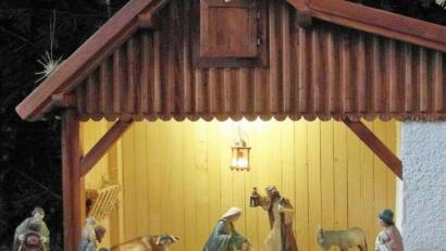 Bild: hl
Das Bild der Heiligen Familie (im Bild die Waldecker Krippe in der Pfarrkirche) sollte ein Ende des 19. Jahrhunderts gegründeter Verein in die Familien der Pfarrei transportieren, um die Gesellschaft auf der Grundlage der christlichen Liebe umzugestalten.