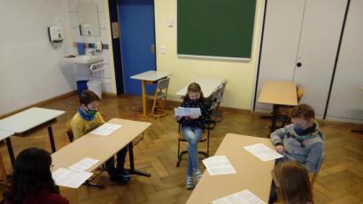 Bild: ads
Ein Hörspiel mit Pantomimendarstellung ist heuer die pfiffige Variante des Krippenspiels in St. Georg, das Drittklässler der Max-Josef-Schule an Heiligabend in der Georgskirche nachmittags inszenieren.