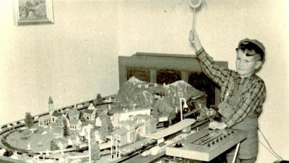Archivbild: pol
"Fahrdienstleiter“ Manfred Weiß mit Schirmmütze und Umhängetasche, gab 1953 das Signal zur Abfahrt eines Zuges. Nach getaner Arbeit schlüpfte er schnell unter die Eisenbahn in sein Bett.