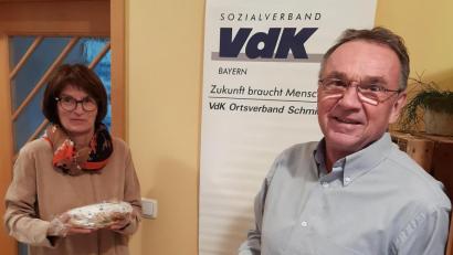 Bild: pop
Brigitte Schlagbauer und Vorsitzender Karl Bauer übergeben den Mitgliedern des VdK-Ortsverbands Schmidmühlen in den vergangenen Wochen Stollen.