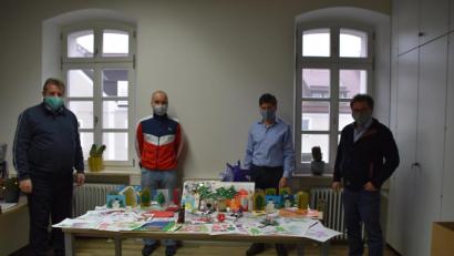 Bild: Nicole Rochelt/exb
Bürgermeister Reinhard Kreuzer, Stadtrat Andreas Hammerer, Bürgermeister Gerald Reiter und Bürgermeister Manfred Dirscherl (von links) freuen sich, dass die Adventsaktion so großen Anklang gefunden hat.