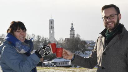 Bild: Petra Hartl
Eigentlich treffen sich Vikarin Rebecca Scherf und Lucas Lobmeier virtuell zur Feuerzangenbowle. Für das Foto haben sie sich dann aber kurz real getroffen.