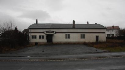 Bild: wro
Die alte Sporthalle – erbaut Ende der 1920er Jahre – wird in einigen Monaten zurückgebaut. Auf dem Gelände soll eine Appartementanlage entstehen.