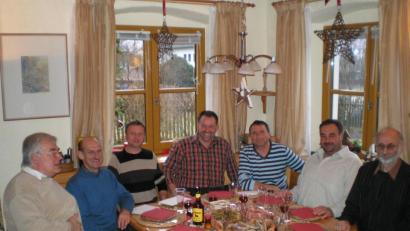 Bild: fvo
Ein Bild aus vergangenen Zeiten, genauer aus dem Jahr 2008 zeigt die "Wurmbekämpfer" (von links): Nikolaus Globisch, Reinhold Scheck, Rudi Prößl, Stephan Griesbach, Franz Völkl, Josef Beimler und Helmut Gollwitzer. Heuer wird es wegen der Coronapandemie erstmals seit 1986 keine Wurmbekämpfung geben.