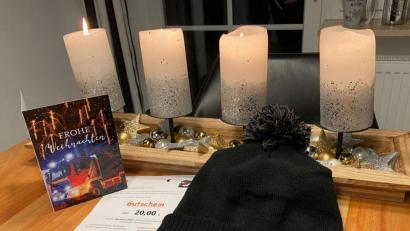 Bild: mde
Neben Weihnachtskarten für alle Mitglieder gab es für die 61 Aktiven zudem Wintermützen mit dem modernen Logo der Feuerwehr Kemnath und einem zwanzig Euro Gastronomie-Gutschein.