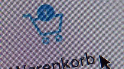 Symbolbild: Karl-Josef Hildenbrand/dpa
Mit nur wenigen Klicks lassen sich im Internet meist prima Geschenke bestellen. Doch dort können auch Gefahren lauern.