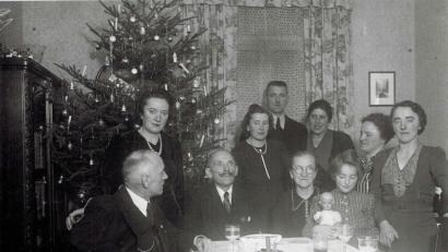 Repro: Mardanow
An einem Heiligen Abend gegen Ende der 30er Jahre des vorigen Jahrhunderts ist diese Aufnahme einer Oberpfälzer Familie entstanden. Für das Foto haben sich alle um den Esstisch versammelt, ein prächtiger Baum schmückt die Stube und dem kleinen Mädchen vorne rechts hat das Christkind offenbar eine neue Puppe gebracht.