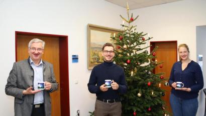 Bild: njn
Für das künstlerisch gelungene Motiv der Weihnachtstasse dankte (von links) Bürgermeister Johannes Reger dem Künstler Tobias Schäffler. Mit auf dem Bild ist Organisatorin Carolin Böckl.