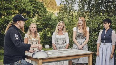Bild: BR/megaherz gmbh/Philipp Thurmaier
Koch Lucki Maurer (von links) verkündet Lena Zimmermann, Nicole Roth, der Leuchtenbergerin Monika Bernhard und Karina Schwarzbauer die Siegerin des Grußes aus der Küche.