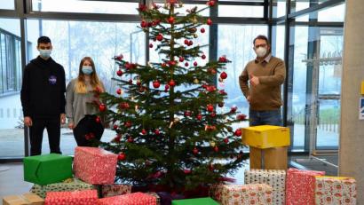 Bild: Kerstin Preischl/exb
20 Päckchen spendeten die Klassen FOS/BOS Schwandorf für die Weihnachtstrucker-Aktion.