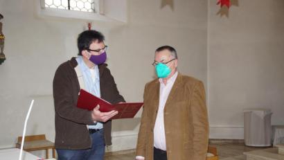 Bild: mmj
In dieser Woche hat Josef Bayer (rechts) Dienst in der Kirche. Pfarrer Wolfgang Dietz bespricht mit dem Mesner die Vorbereitungen für die Krippenfeieren und Gottesdienste an Weihnachten.