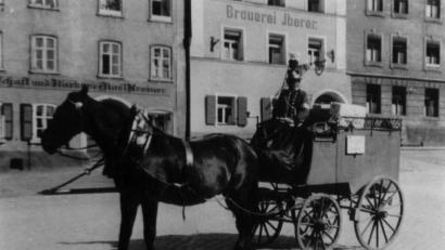 Bild: Archiv Erwin Kraus/exb
Trotz moderner Technik noch lange unverzichtbar: Der Postillion Max Sörgel (mit Pferd Hansl) lieferte bis zu seinem Tod 1930 täglich Pakete an die Sulzbacher aus.
