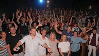 Bild: tr
Die Fans feierten mit den Hauptdarstellern. Über 800 Leute kamen zur "Leberkäsjunkie"-Kino-Tour nach Tirschenreuth. Sie wollten die Schauspieler Sebastian Bezzel, Lisa Maria Potthoff und die Eberhofer-Autorin Rita Falk hautnah erleben.