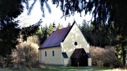 Bild: ubb
Die St. Nikolauskirche wurde vor über 800 Jahren erstmals urkundlich erwähnt. Noch interessanter: Im Umkreis der Kirche soll es eine Ortschaft namens Hogelstein gegeben haben. Sie wurde von den Hussiten zerstört, die Pest raffte die Ortsansässigen dahin.