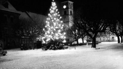Archivbild: Helmut Zagler
Marktplatz um 1950 mit Weihnachtsbaum und Jeep im Hintergrund.
