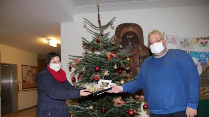 Bild: ads
Im Caritas-Altenpflegeheim an der Friedlandstraße übergab Gemeindereferentin Gabriele Papp die kleinen Aufmerksamkeiten mit Weihnachtsgrüßen für die Heimbewohner aus der Pfarrei an Heimleiter Carsten-Armin Jakimowicz .
