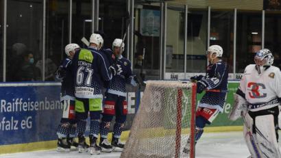 Archivbild: gb
Beim Hinspiel gegen Landsberg bejubelten die Blue Devils einen 7:5-Sieg.