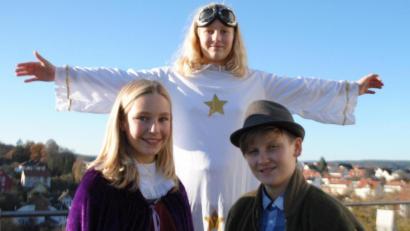 Bild: Evangelische Jugend/exb
Weihnachtsengel Leni mit zwei Statisten beim Videodreh.