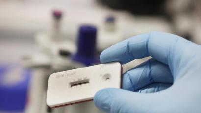 Symbolbild: Bodo Schackow/dpa
Ein Wissenschaftler zeigt einen Corona-Schnelltest.